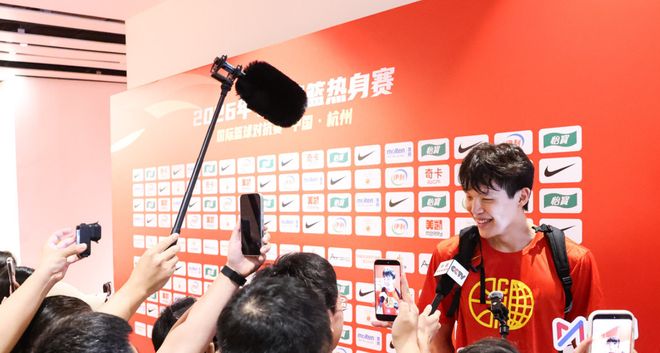 时隔486天男篮首秀演砸！杨瀚森仅7+8各种丢篮板 腹肌成唯一亮点